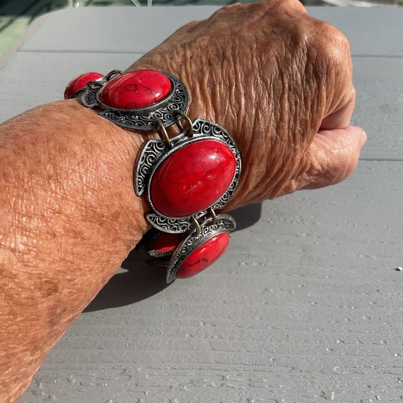 CCO Red Howlite Bracelet Silvertone Metal Toggle closure 8” long - Picture 3 of 7